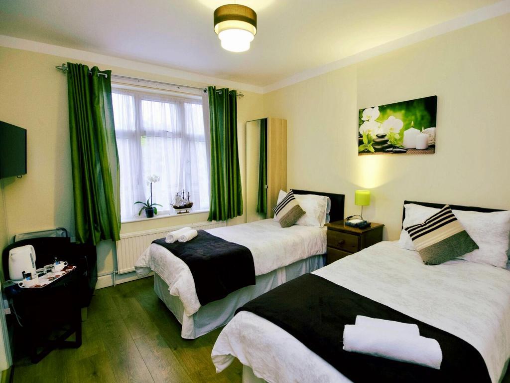 Gable Lodge London B&B Enfield Ngoại thất bức ảnh