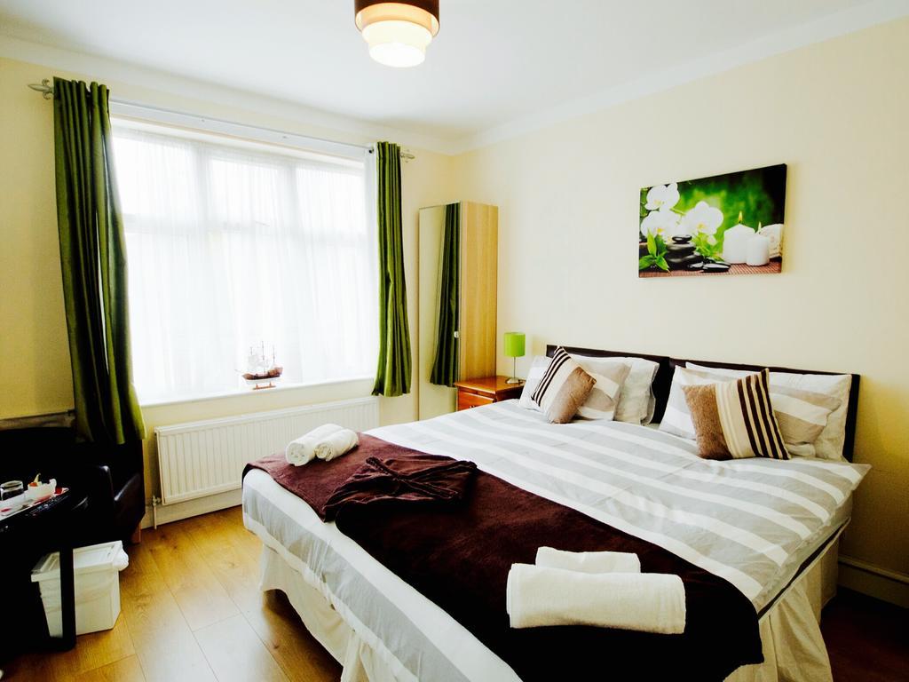 Gable Lodge London B&B Enfield Ngoại thất bức ảnh