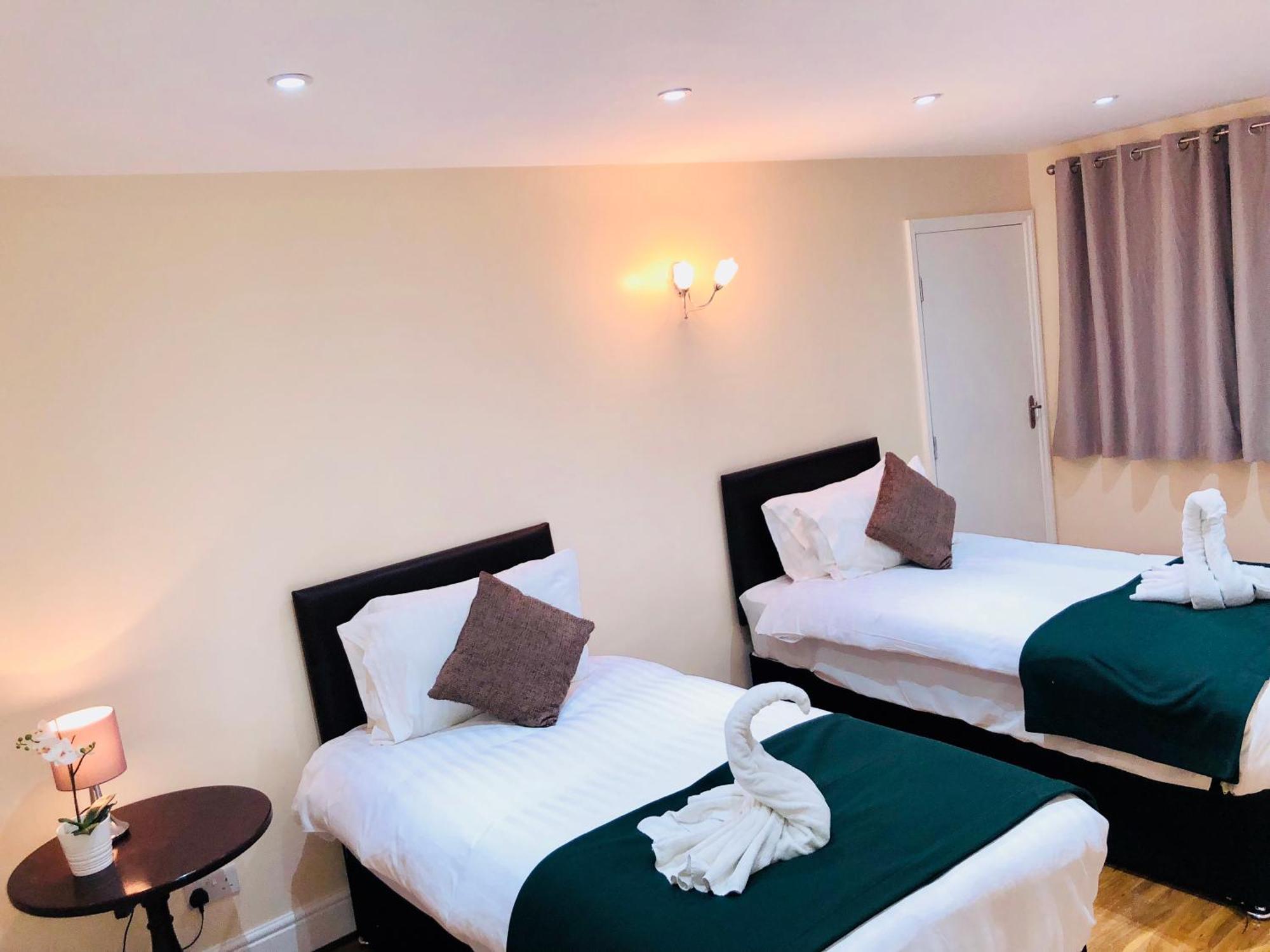 Gable Lodge London B&B Enfield Ngoại thất bức ảnh
